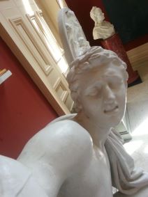 selfi-statue.jpg
