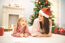 argumenti-protiv--stockphotolovelyfamilyportraitadorablelittlegirlwearingknittedsweaterlyingoncozycarpetby776533171.jpg