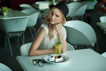 devojka-jede-poslastice-u-kaficu-shutterstock.jpg