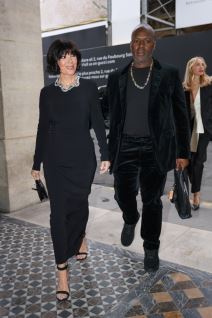 Kris Džener sa svojim dečkom Kobijem u usklađenoj odeći pokazuje novu frizuru