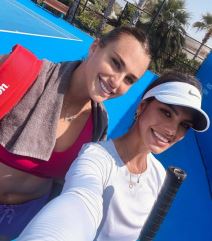 Maja-hutalarovic-i-arina-sabalenka-na-teniskom-terenu.png