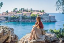 Devojka kod ostrva Sveti Stefan