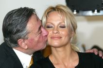 Pamela Anderson se ljubi sa Ričardom Lugnerom
