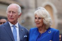 Kraljica Kamila i Kralj Čarls u plavim usklađenim odelima