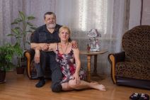 Bračni par u dnevnom boravku
