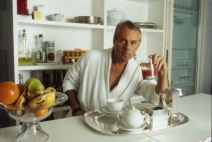 Đorđo Armani doručkuje u bade mantilu