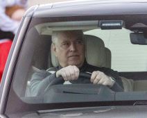 Princ Endru dok vozi automobil