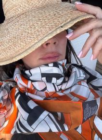 Viktorija Bekam sa slamnatim šeširom i ešarpom