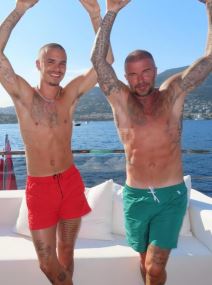 Dejvid Bekam pozira sa mlađim sinom na jahti u kupaćem šorcu