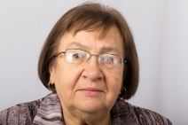 Starija žena sa naočarima