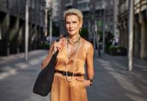 Moderna starija žena pozira u gradu