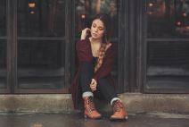 devojka-u-cizmama-sedi-na-betonu.jpg
