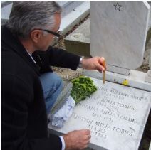 Slobodan Simikić na grobu porodice Mijatović