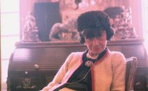 Koko Šanel sedi na kauču