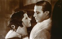 Rudolf Valentino grli ženu na filmu