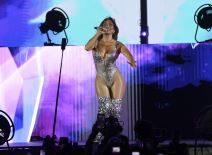 Dženifer Lopez na koncertu u svetlucavom bodiju i čizmama