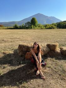 Tina Grabež pokraj sena