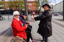 Gospođe sede na klupi