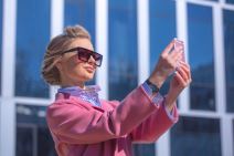 Devojka u roze kaputu