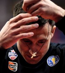 Aleksa Avramović stavlja krst na vrat