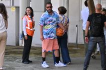 Adam Sendler sa loptom u rukama