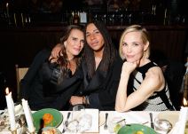 Olivije Rusten sa prijateljima na večeri