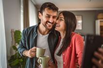 Ljubavni par piju zajedno jutarnju kafu