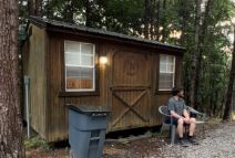 Beskućnik napravio kuću usred šume.