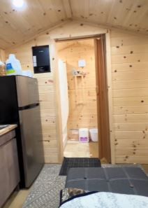 Beskućnik sagradio kuću usred šume