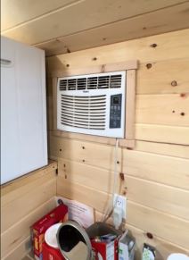 Beskućnik sagradio kuću usred šume