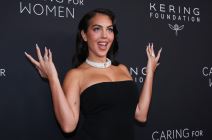 Georgina Rodrigez pokazuje svoje dijamante u crnoj uskoj haljini