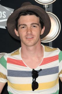 Drejk Bel u prugastoj majici