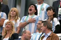 Maradona preva himnu sa suprugom i ćerkom