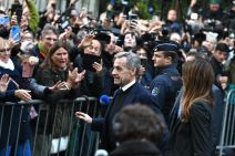 sarkozijev-odlazak-u-zatvor (3).jpg