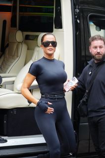 Kloi Kardašijan tokom snimanja reklamne kampanje