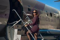 Kloi Kardašijan ulazi u avion