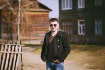 muškarac ispred vikendice