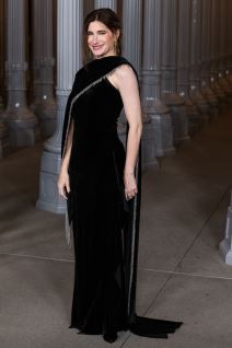 Ketrin Han obučena u crnu dugu haljinu Lavin