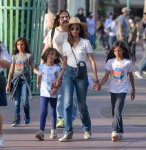 Zoi Saldana sa sinovima i mužem