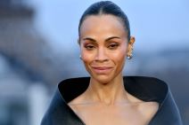 Zoi Saldana na crvenom tepihu u krupnom kadru gleda u kameru