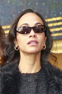 Zoi Saldana sa naočarima za sunce