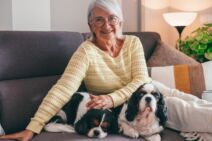 Starija žena sa dva psa.jpg