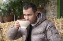 muskarac-pije-caj.jpg