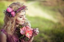 devojka-sa-cvecem-shutterstock.jpg