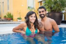 zaljubljeni-par-u-bazenu.jpg