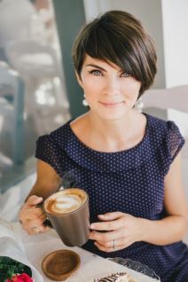devojka-pije-kafu.jpg