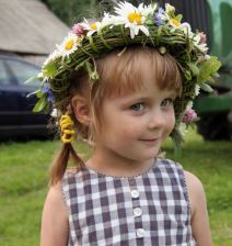 devojcica-sa-cvecem-na-glavi.jpg