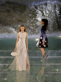 fendi-revija-na-fontani-di-trevi.jpg