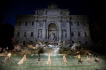 fendi-revija-na-fontani-di-trevi.jpg