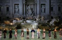 fendi-revija-na-fontani-di-trevi.jpg